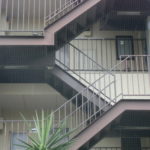 アパート共用階段の鳩対策