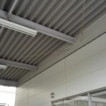 スズメ対策　折板屋根軒天井の防鳥ネット設置