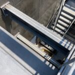公共施設の非常階段　鉄骨　ハト停留防止