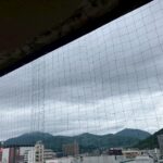 県営団地ベランダへの防鳥ネット設置・ハト糞洗浄