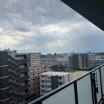 マンションベランダの清掃と防鳥ネット設置